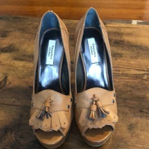 Vera Wang brown heels